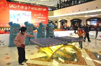 世界冠军郑敏之于参赛小选手现场乒乓对弈